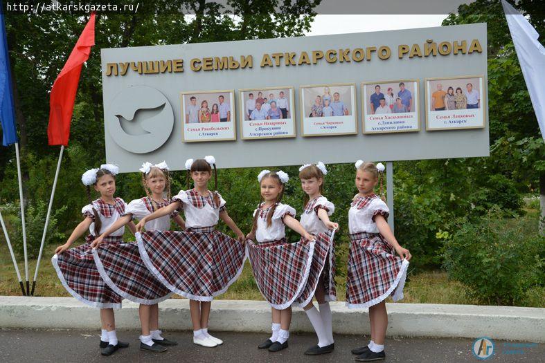 В День семьи, любви и верности чествовали лучшие семьи района (ФОТО)