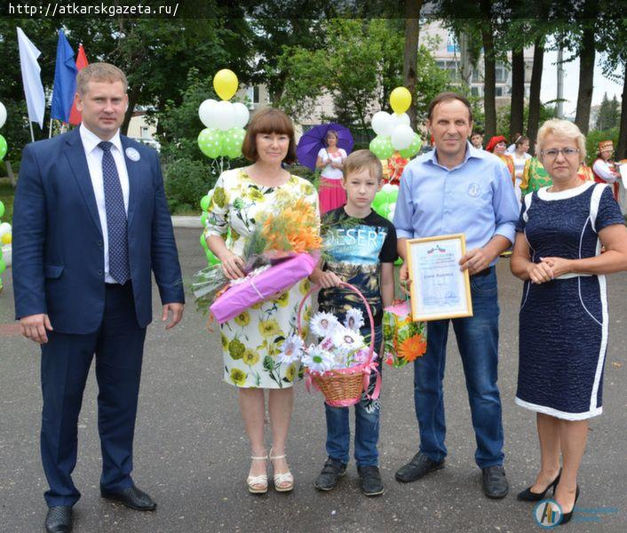 В День семьи, любви и верности чествовали лучшие семьи района (ФОТО)