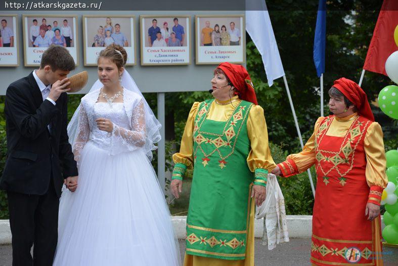 В День семьи, любви и верности чествовали лучшие семьи района (ФОТО)