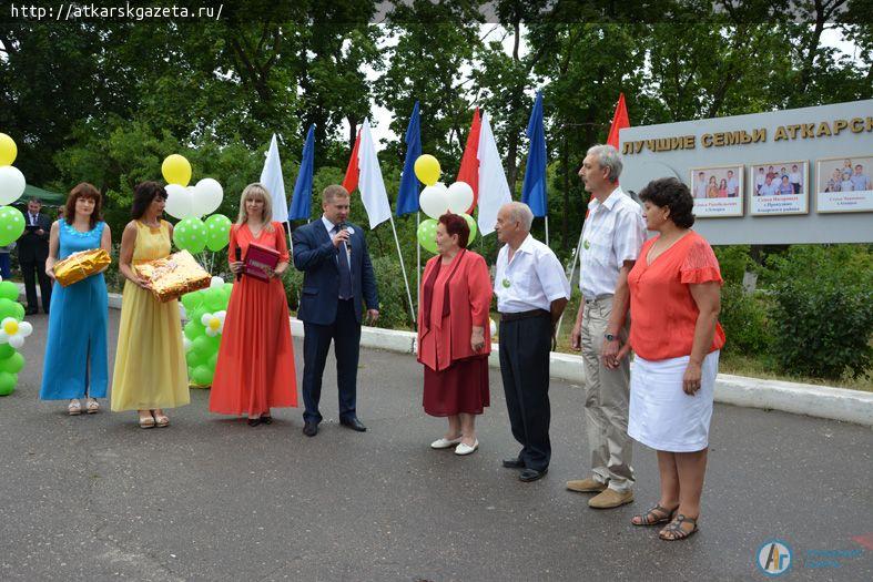 В День семьи, любви и верности чествовали лучшие семьи района (ФОТО)