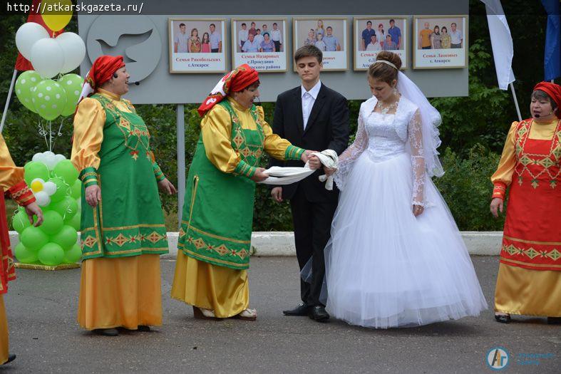 В День семьи, любви и верности чествовали лучшие семьи района (ФОТО)