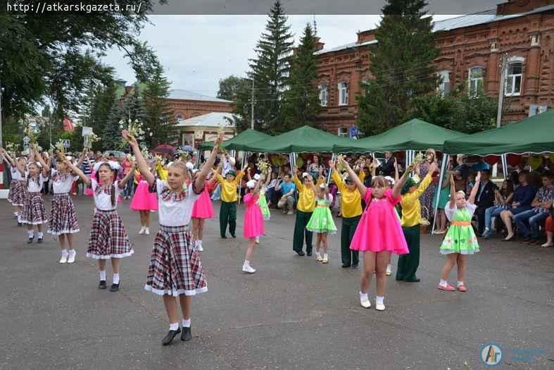 В День семьи, любви и верности чествовали лучшие семьи района (ФОТО)