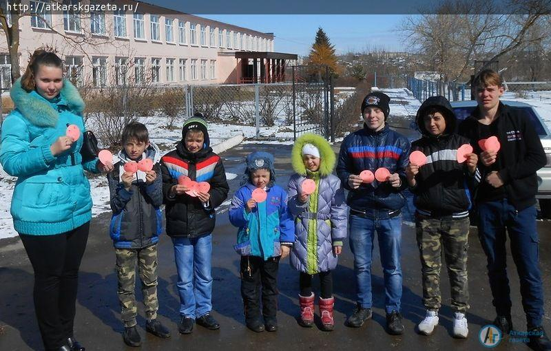 В День смеха на улицах Аткарска прохожим дарили смайлики (ФОТО)