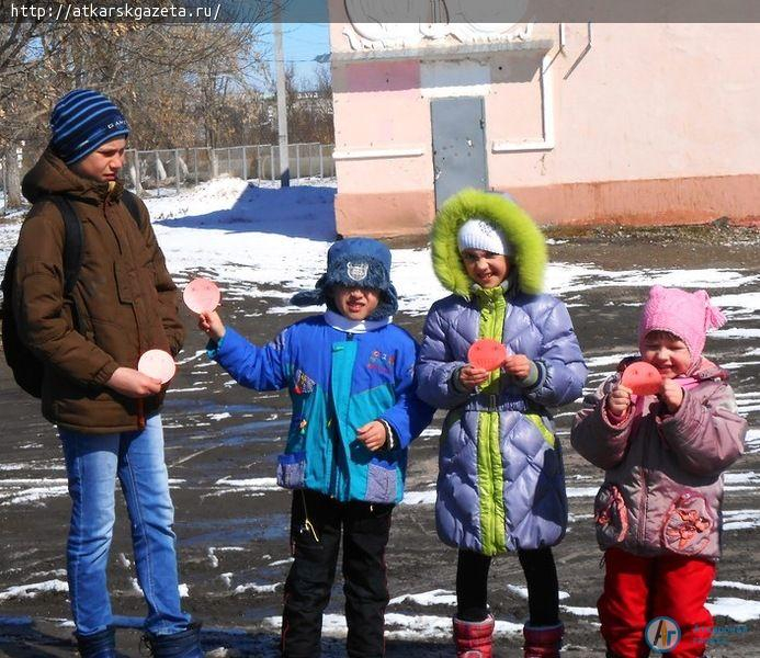 В День смеха на улицах Аткарска прохожим дарили смайлики (ФОТО)