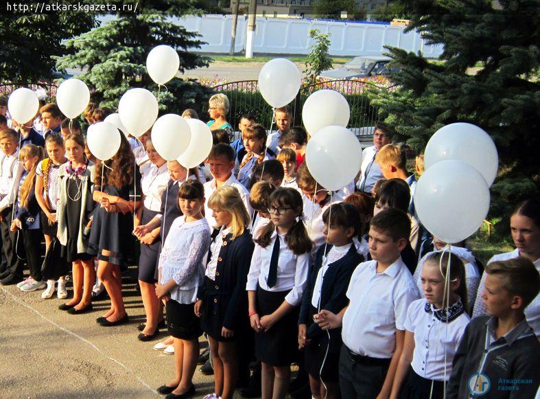В День солидарности в борьбе с терроризмом аткарчане выпустили в небо воздушные шары
