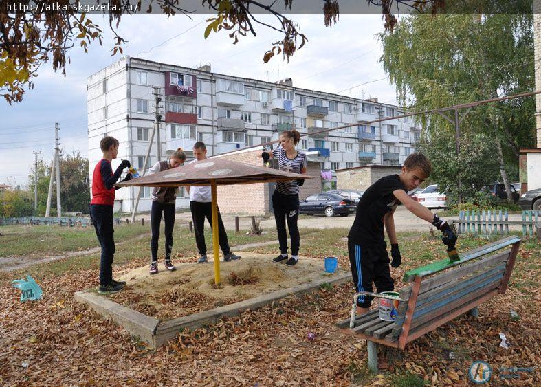 Волонтеры Центра «Молодежь плюс» провели субботник на детской площадке