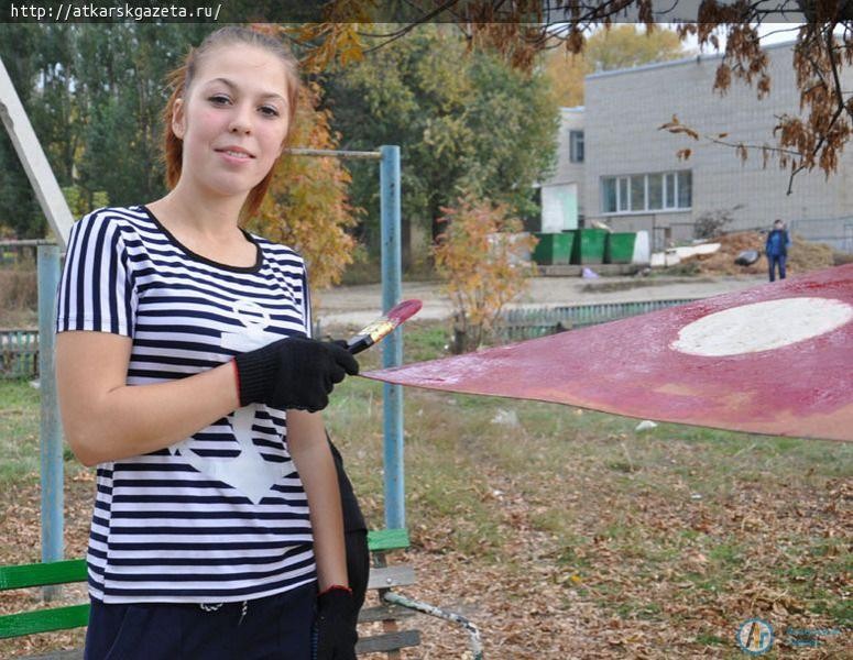 Волонтеры Центра «Молодежь плюс» провели субботник на детской площадке