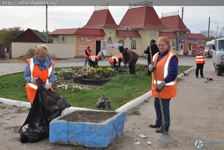 Волонтеры Центра «Молодежь плюс» провели субботник на детской площадке