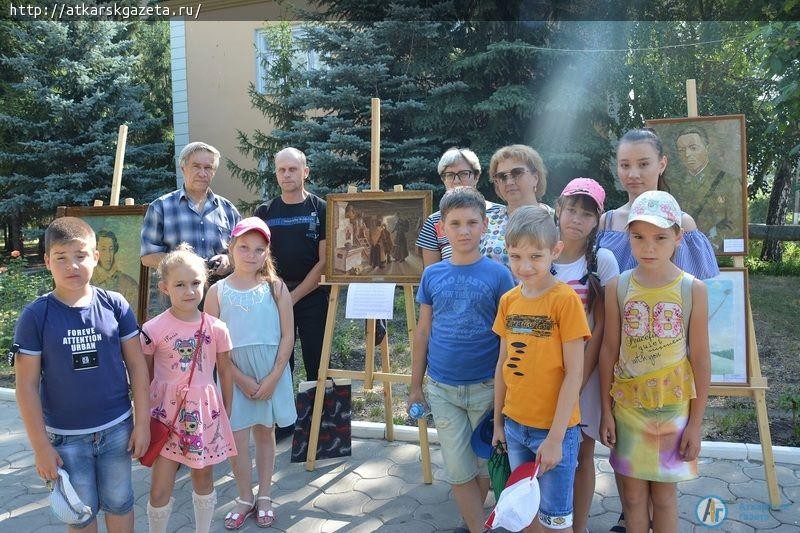 Второй день на аллеях парка действует выставка "Помним, чтим, творим"  (ФОТО)