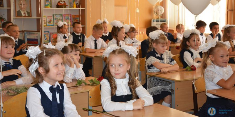 11 класс школы № 9 выпустил в небо шары цветов триколора