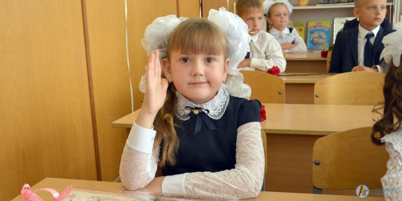 11 класс школы № 9 выпустил в небо шары цветов триколора