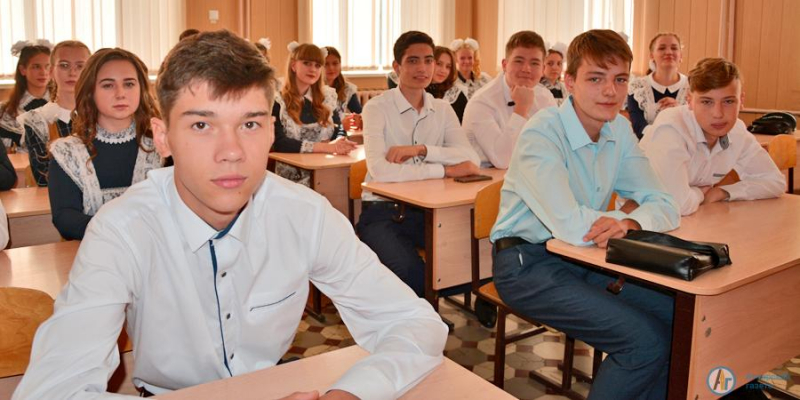 11 класс школы № 9 выпустил в небо шары цветов триколора