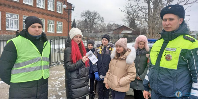 Активисты школы №1 призвали водителей соблюдать Правила 