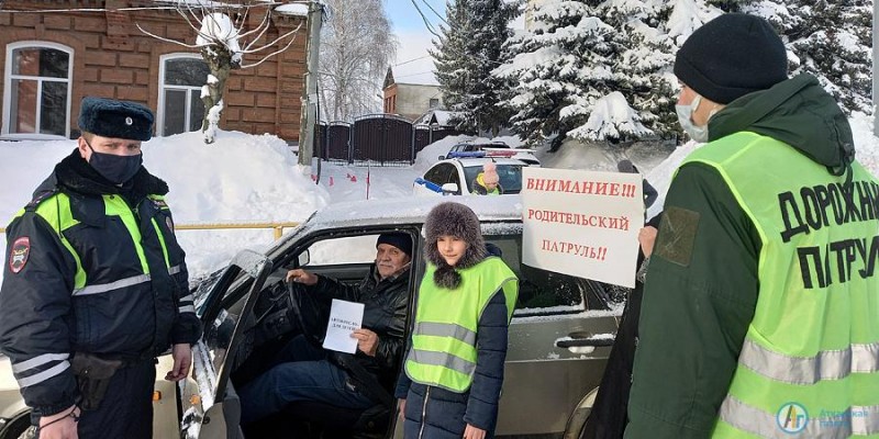 Активисты вручили памятки 50 водителям 