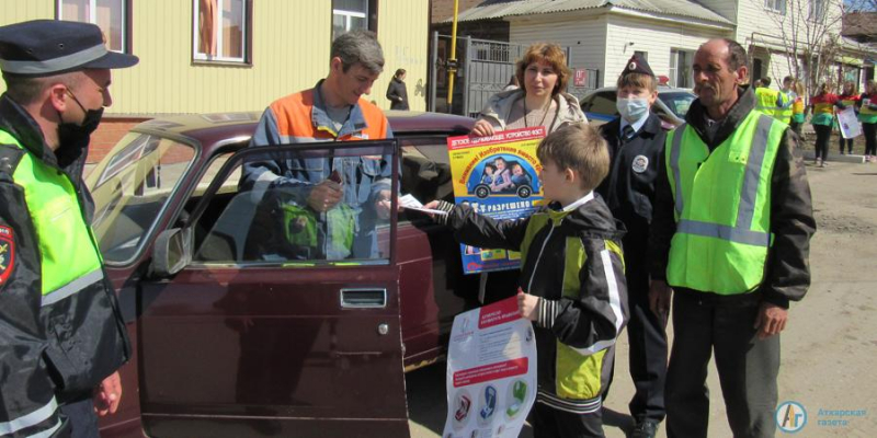 Активные родители призвали водителей беречь юных пассажиров 