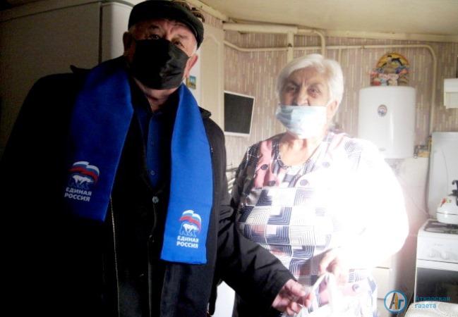 Анатолий Ципящук оказал продовольственную помощь пенсионерам