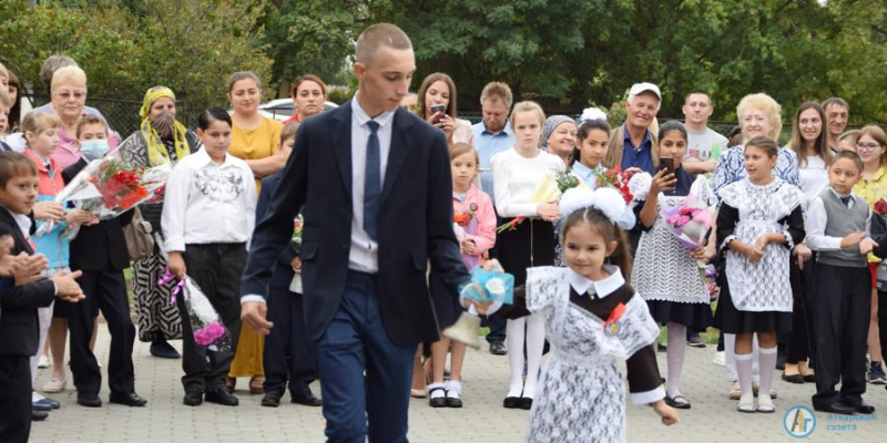 Анатолий Ципящук поздравил первоклассников  школы №2