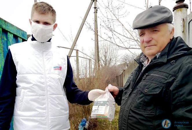 Андрей Старостенко доставляет лекарства пенсионерам Уралей