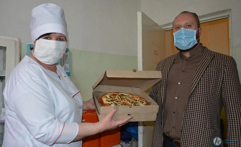 Аткарчанин бесплатно привозит пиццу работникам «Скорой помощи»