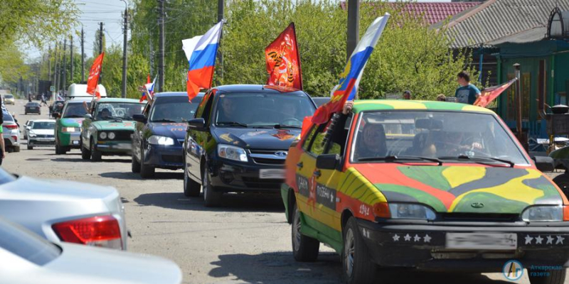 Аткарская молодежь отметила День Победы автопробегом