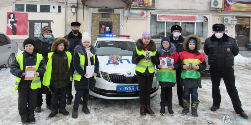 Аткарские автоинспекторы поздравили 160 девушек