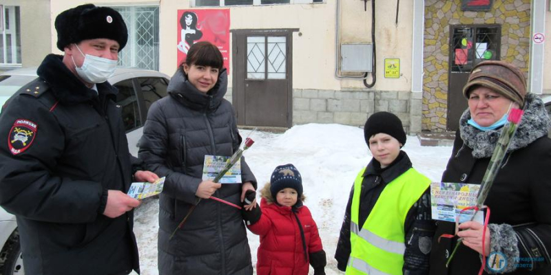 Аткарские автоинспекторы поздравили 160 девушек
