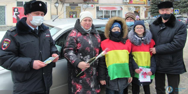 Аткарские автоинспекторы поздравили 160 девушек