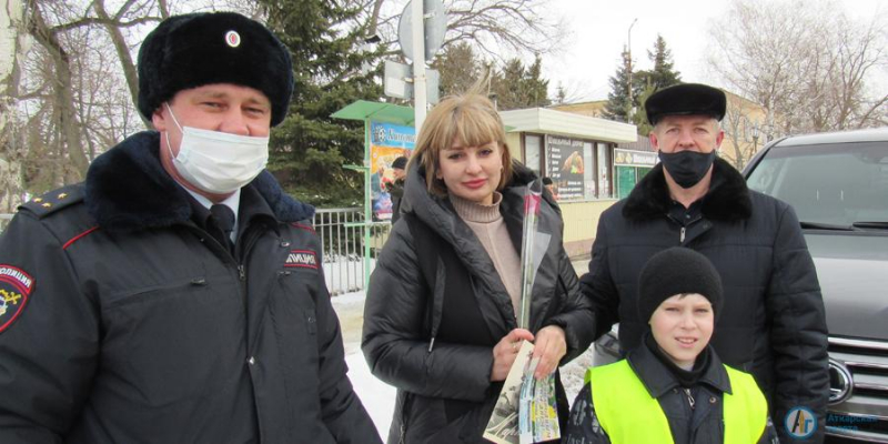 Аткарские автоинспекторы поздравили 160 девушек
