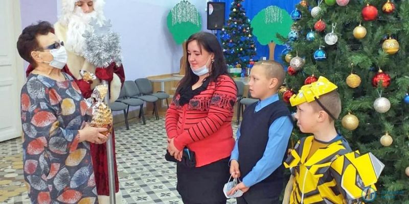 Аткарские депутаты поздравляют семьи и дарят подарки детям 