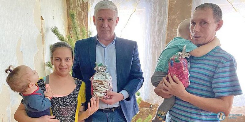 Аткарские депутаты поздравляют семьи и дарят подарки детям 