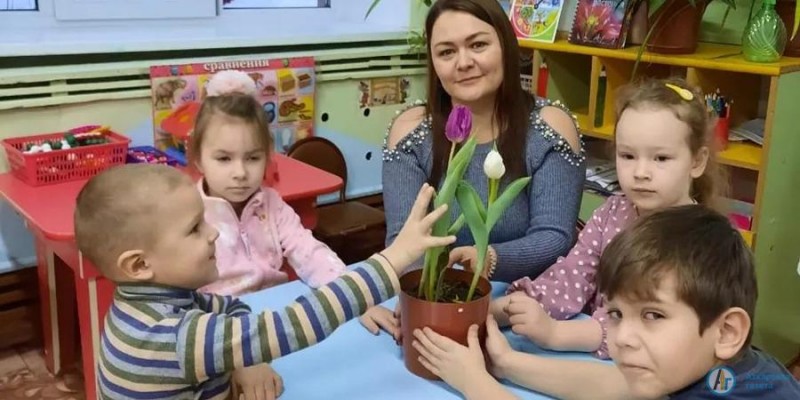 Аткарские дети встречают весну тюльпанами и зеленым луком  