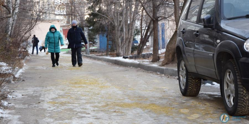 Аткарские коммунальщики ведут борьбу с гололедом