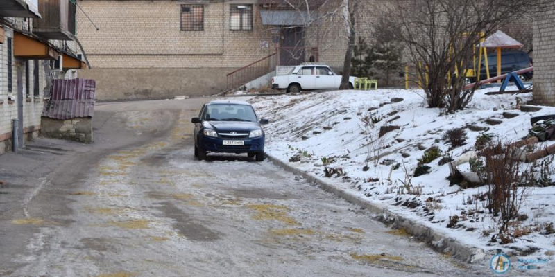 Аткарские коммунальщики ведут борьбу с гололедом