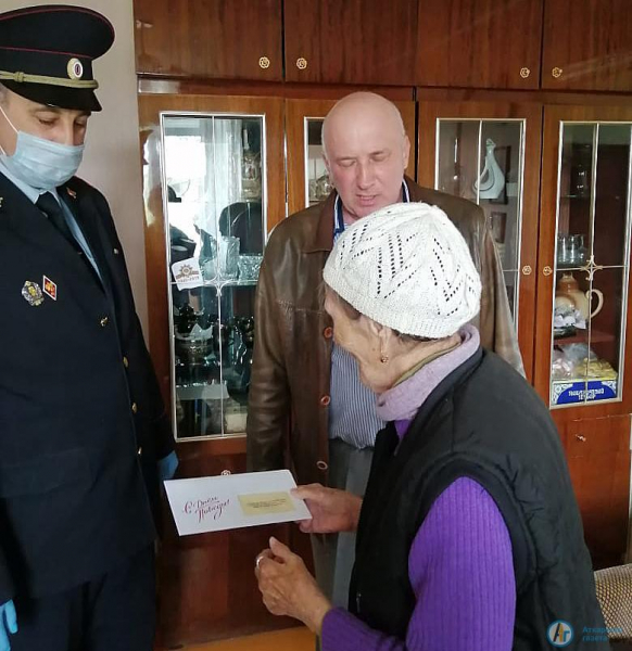 Аткарские полицейские поздравили ветерана войны