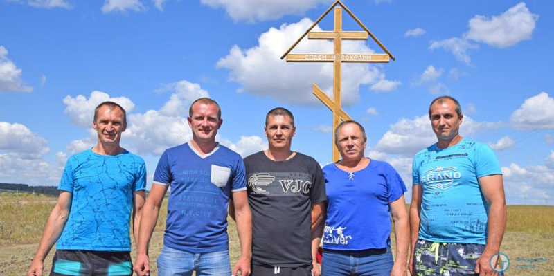 Аткарские пожарные установили около Даниловки поклонный крест 