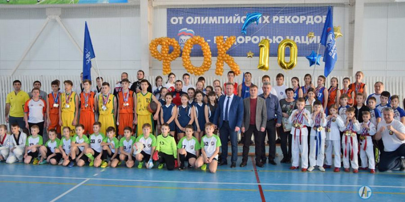 Аткарские спортсмены поздравили ФОК «Дельфин» с десятилетием