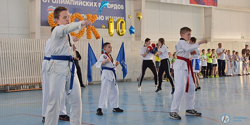 Аткарские спортсмены поздравили ФОК «Дельфин» с десятилетием