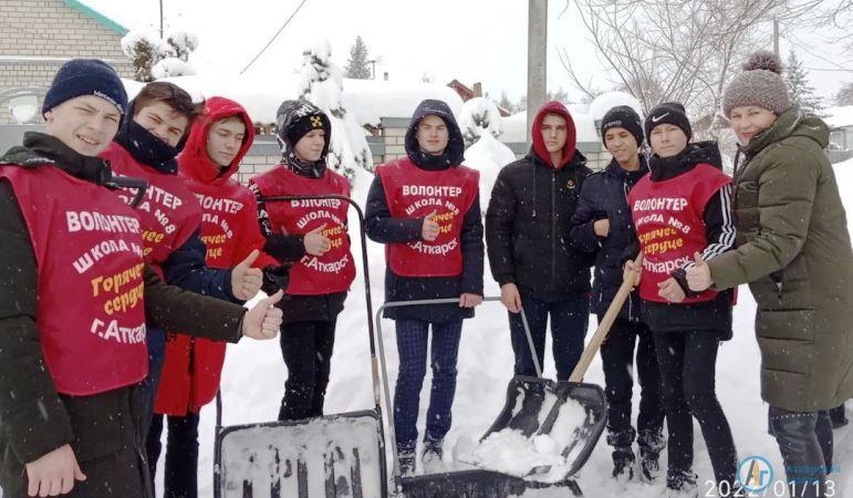 Аткарские волонтеры помогают ветеранам чистить снег