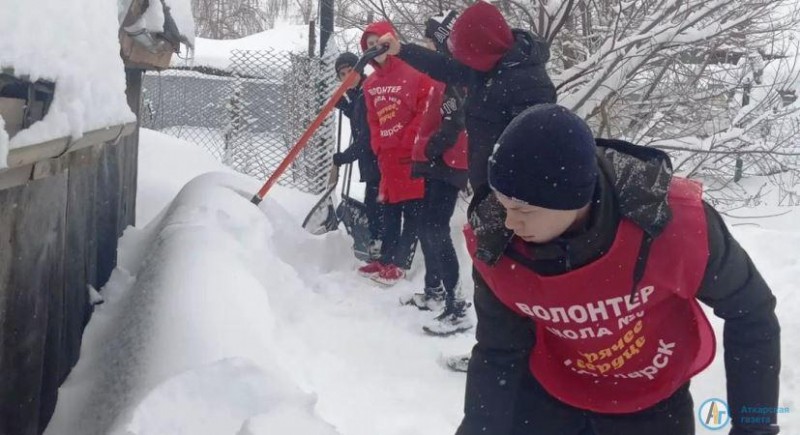 Аткарские волонтеры помогают ветеранам чистить снег