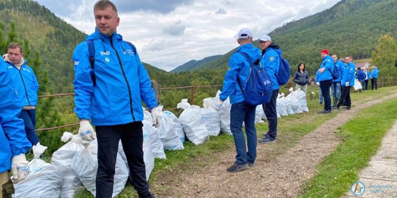 Аткарские волонтеры РЖД очищают берега Байкала и помогают ветеранам