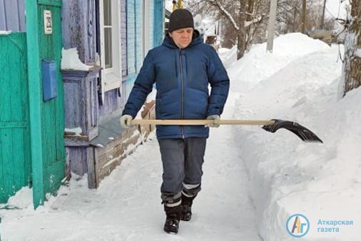 Аткарские волонтеры РЖД очищают берега Байкала и помогают ветеранам