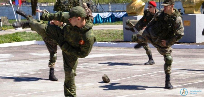 Аткарских школьников приняли в ряды «Юнармии» на военном празднике