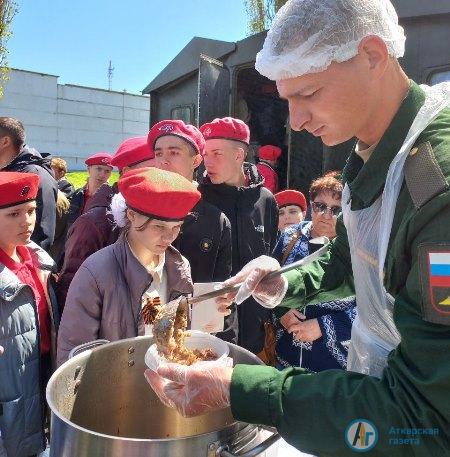 Аткарских школьников приняли в ряды «Юнармии» на военном празднике