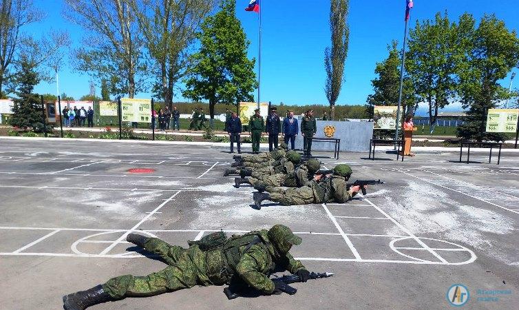 Аткарских школьников приняли в ряды «Юнармии» на военном празднике