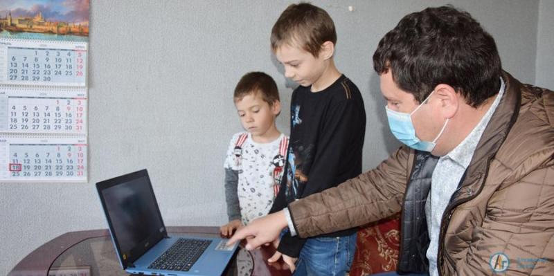 Аткарский депутат подарил многодетной семье ноутбук 