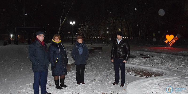 Аткарский парк примеряет новогодний наряд