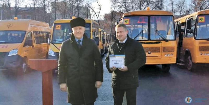 Аткарский район получил от губернатора новый школьный автобус