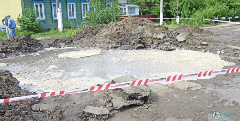 Авария на водопроводе остановила движение на Коммунистической