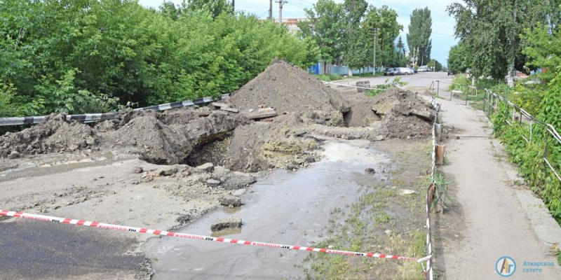 Авария на водопроводе остановила движение на Коммунистической
