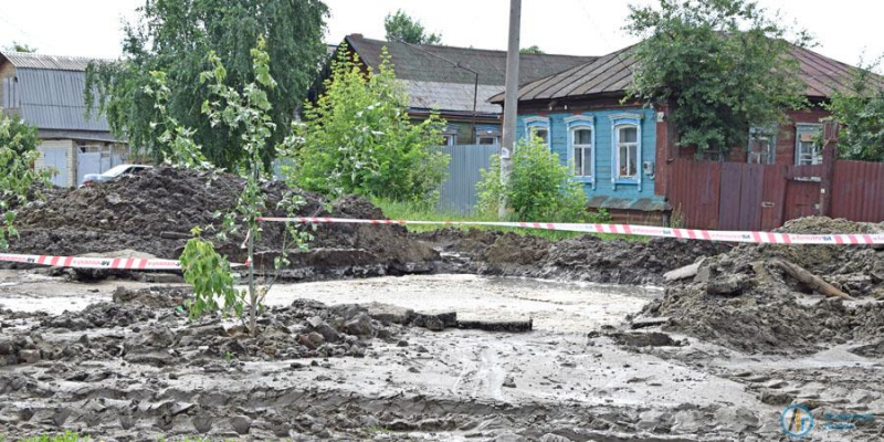 Авария на водопроводе остановила движение на Коммунистической